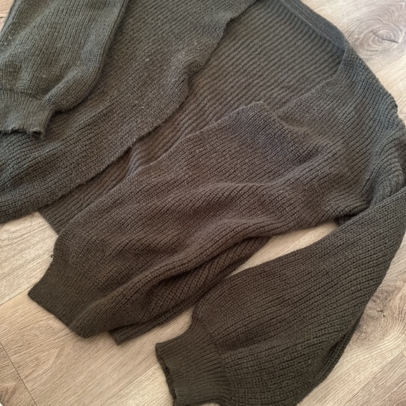 Oversized deep colored forest green cardigan - Picture 2 of 3